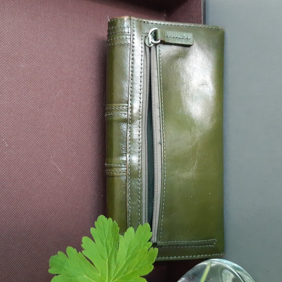 Danier leather wallet. - Picture 3 of 6